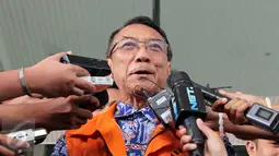 Mantan Menteri ESDM, Jero Wacik menjawab pertanyaan awak media di Gedung KPK, Jakarta, Selasa (23/6/2015). Jero diperiksa sebagai tersangka dalam kasus dugaan korupsi di Kementerian Kebudayaan dan Pariwisata. (Liputan6.com/Helmi Afandi)