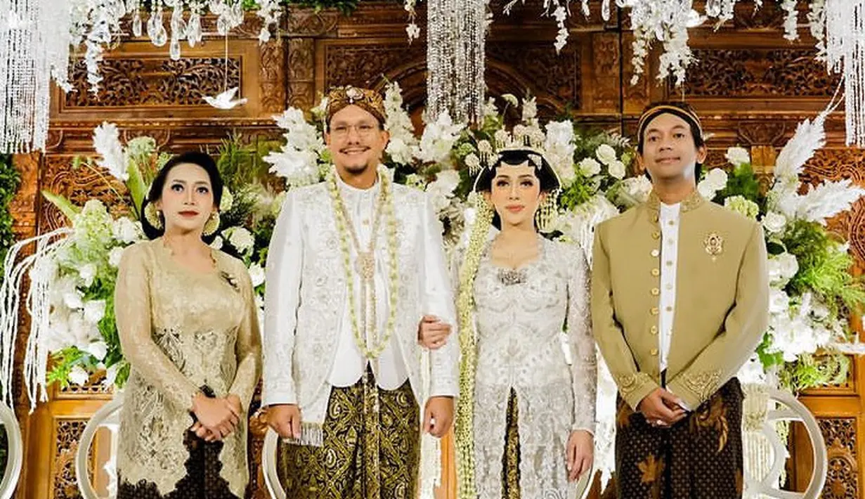 Rian d'masiv sebagai kakak Ipar tampil dengan beskap coklat dipadukan kain batik sebagai bawahannya.[@rianekkypradipta]