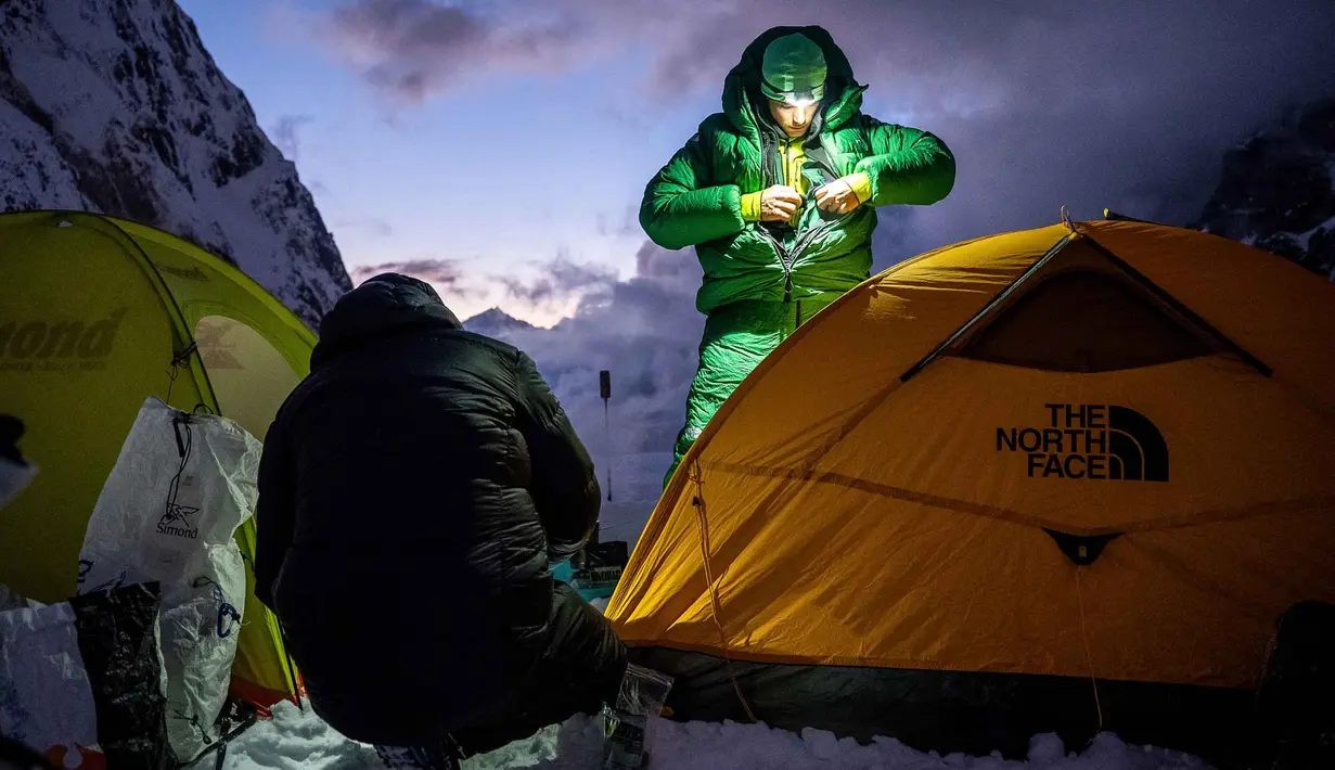 Untuk diketahui, puncak Jannu East dikenal sebagai salah satu pendakian paling menantang di Himalaya. Dalam foto yang diambil pada 12 Oktober 2025 ini, pendaki gunung Prancis Benjamin Vedrines (kanan) dan Nicolas Jean berkemah dalam perjalanan menuju puncak Jannu East, pendakian pertama ke puncak setinggi 7.468 meter di Nepal. (Quentin DEGRENNE/AFP)