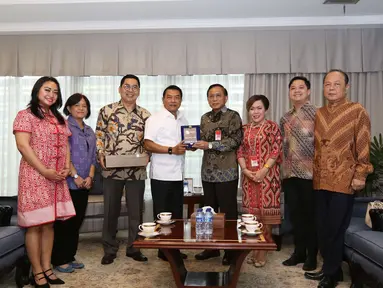 Direktur Utama Indosiar, Imam Sudjarwo (keempat kanan) memberikan cendera mata kepada Kepala Staf Kepresidenan Jenderal (Purn) Moeldoko (keempat kiri) saat melakukan audensi di komplek Istana, Jakarta, Kamis (22/3). (Liputan6.com/Angga Yuniar)