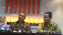 Kepala Perwakilan Ombudsman Jakarta Raya Teguh P Nugroho (kiri) menjelaskan maladministrasi dengan pengabaian kewajiban hukum mengenai pakaian tahanan dan borgol serta penggunaan alat komunikasi yang terjadi pada Idrus Marham kepada wartawan di Jakarta, Rabu (3/7/2019). (Liputan6.com/Angga Yuniar)