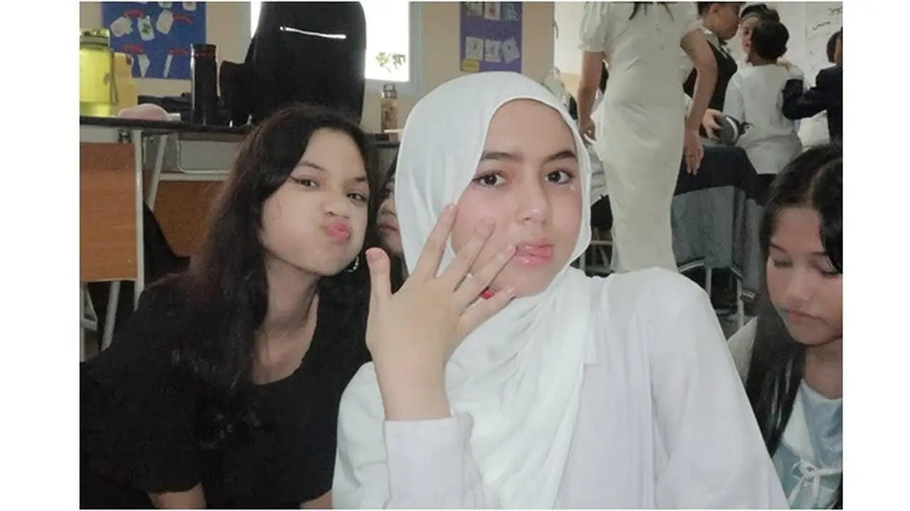 6 Potret Sienna Anak Marshanda di Pemotretan Yearbook, Sekalian Rayakan Ultah