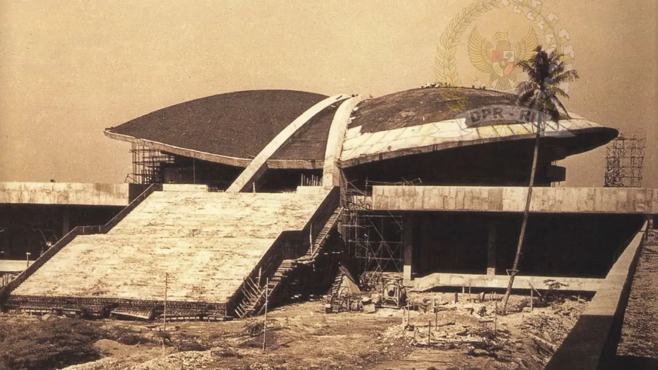 Gedung MPR saat dalam tahap pembangunan. (Buku Gedung MPR/DPR RI: Sejarah dan Perkembangannya)