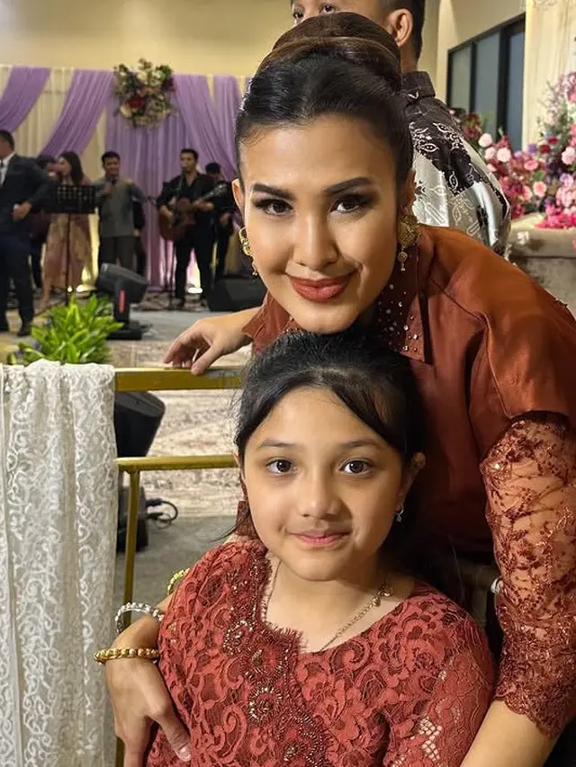 Riasan Serba Coral Ashanty, Aurel Hermansyah, dan Liza Natalia saat Kondangan Keluarga. [@lizanataliaofficial]