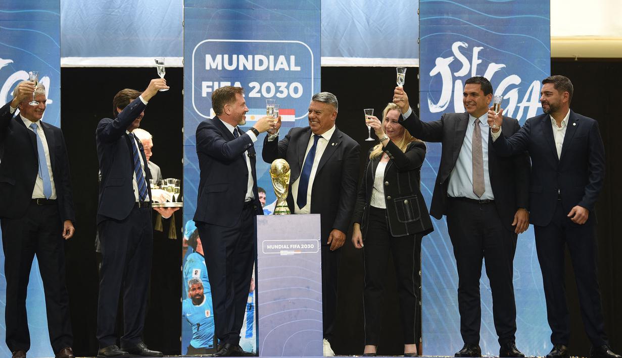 Presiden Paraguay, Alejandro Dominguez (tengah kiri) bersulang dengan Presiden Asosiasi Sepak Bola Argentina (AFA), Claudio Tapiamemegang setelah penunjukkan Argentina, Paraguay, dan Uruguay sebagai negara tuan rumah Piala Dunia FIFA 2030 selama Kongres virtual FIFA di Luque, Paraguay pada 11 Desember 2024. (AFP/Daniel Duarte)