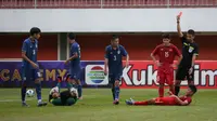 Wasit Thoriq Alkatiri memberikan kartu merah kepada pemain Vietnam U-16, Hoang Cong Hau (kanan bawah) usai melanggar kiper Thailand, Tissanu Khuptanawin dalam laga semifinal AFF U-16 2022 antara Thailand U-16 melawan Vietnam U-16 di Stadion Maguwoharjo, Sleman, Rabu (10/8/2022) sore WIB. (Bola.com/Bagaskara Lazuardi)