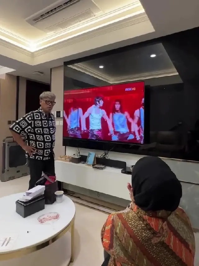 Uya Kuya Effort Cosplay Jadi Idol Gegara Gemas Sang Istri yang Doyan Nonton K-Pop  (credit: instagram/king_uyakuya)