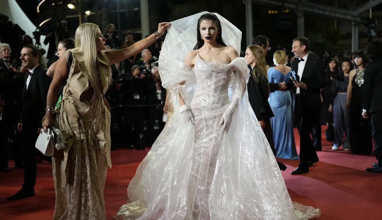<p>Aktris Uncut Gems - yang terkenal dengan penampilannya yang aneh - mengenakan gaun tembus pandang yang seluruhnya terbuat dari plastik. (Photo by Scott Garfitt/Invision/AP)</p>