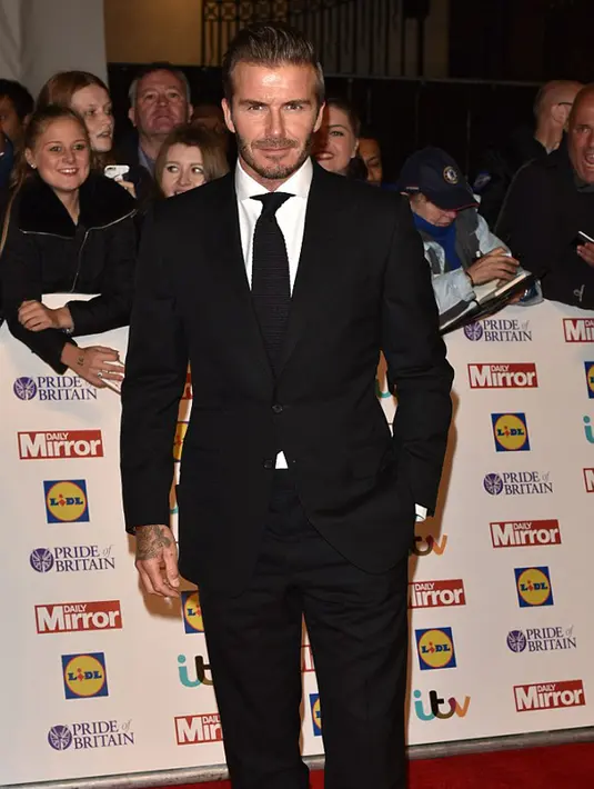 David Beckham memang pria yang memiliki gaya keren. Ia pun masuk ke dalam daftar Pria Paling Modis di Dunia. (via dailymail.co.uk)