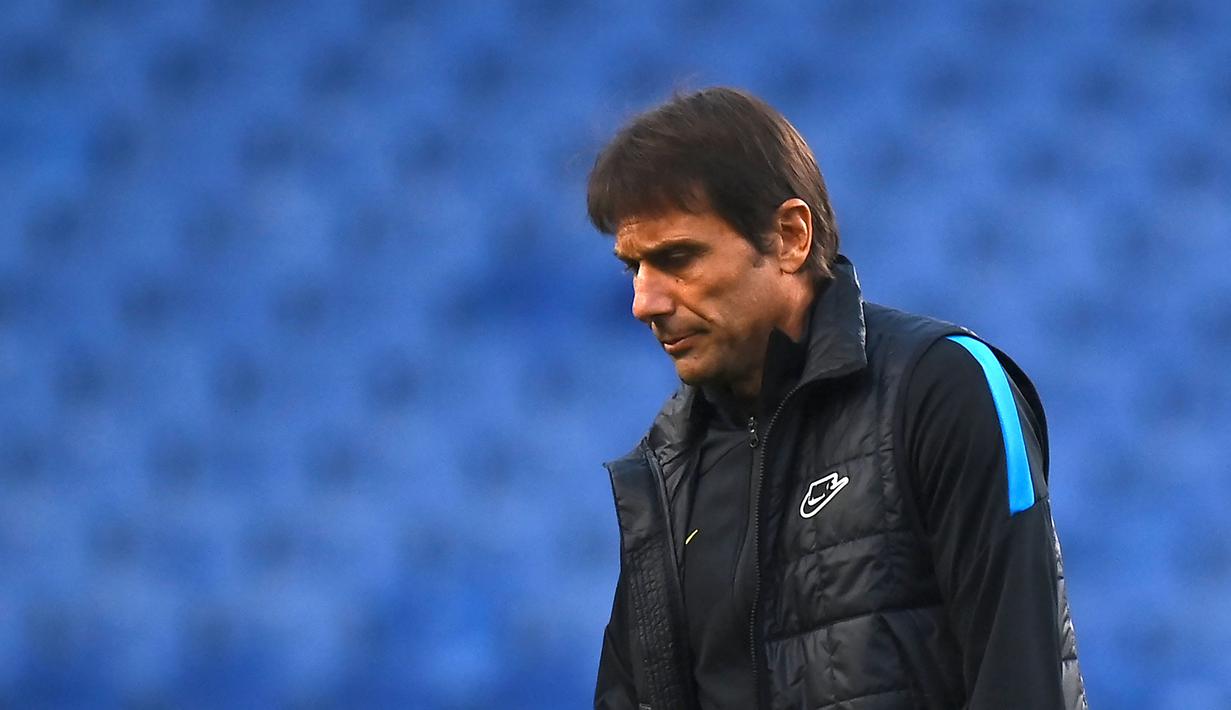 Antonio Conte – Alasan mundurnya Conte sebagai juru taktik Inter Milan ini diakibatkan oleh kurangnya dukungan oleh klub. Pasalnya walapun ia telah membawa klubnya juara Serie A musim ini, Inter tidak bisa memberikan dukungan finansial seperti yang diharapkan. (Foto: AFP/Marco Bertorello)