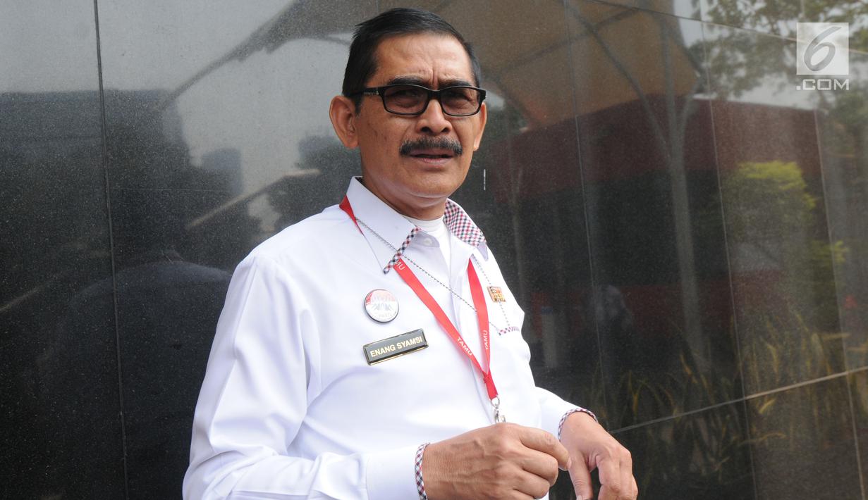 Kepala Kantor Imigrasi Kelas I Bandara Soekarno-Hatta, Enang Supriyadi Syamsie, menyambangi Gedung KPK di Jakarta, Senin (8/10). Enang diperiksa sebagai saksi pemeriksaan tambahan pengembangan perkara tersangka pengacara Lucas. (Merdeka.com/Dwi Narwoko)