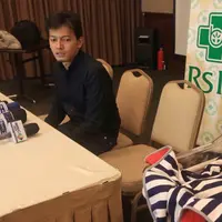 Fedi Nuril saat memberikan keterang pers terkait kelahiran istrinya. (Galih W. Satria/Bintang.coom)