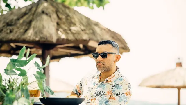 6 Momen Liburan Didi Riyadi di Bali, Pamer Bulu Dada Jadi Sorotan