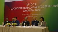 Ketua Panitia Pelaksana Asian Games 2018 (INASGOC), Erick Thohir (tiga dari kiri), bakal mencoret cabang surfing, Rabu (14/12/2016). (Bola.com/Andhika Putra)