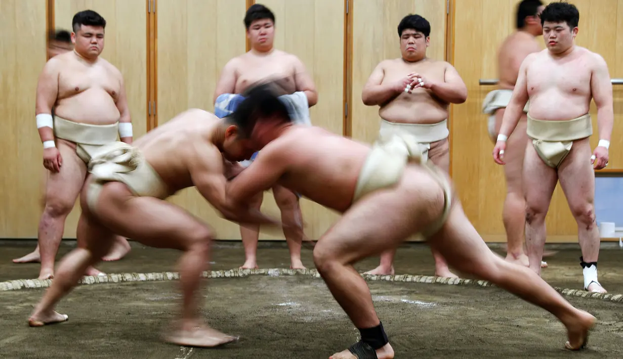 Dua pemuda Jepang berduel selama berlatih sumo di klub gulat Sumo Nippon Sports Science University di Tokyo, Jepang (20/5/2019). (Reuters/Issei Kato)
