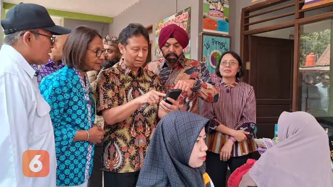 <p>Presiden Bank Dunia Ajay Banga dan istrinya, Ritu Banga (batik biru) bersama Menkes Budi Gunadi Sadikin di area posyandu Panongan, Kabupaten Tangerang. Dok: Tommy Kurnia/Liputan6.com</p>