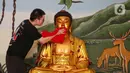 Tradisi pembersihan patung dan sejumlah ruangan di vihara ini memiliki makna bersih-bersih sebelum memasuki tahun baru. (Liputan6.com/Angga Yuniar)