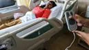 Perawat menekan tombol remote tempat tidur untuk mengatur gerak pasien rawat inap executive level di RS Royal Progress Sunter, Jakarta, Kamis (28/7). Ruangan itu dirancang untuk pasien dan keluarga yang menginginkan kenyamanan. (Liputan6.com/Fery Pradolo)