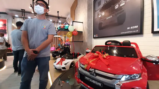 Mainan seperti mobil dan motor yang bisa dikendarai karena bertenaga aki tengah menjadi incaran masyarakat untuk mengisi waktu di tengah pandemi Covid-19. (Liputan6.com/Pramita Tristiawati)