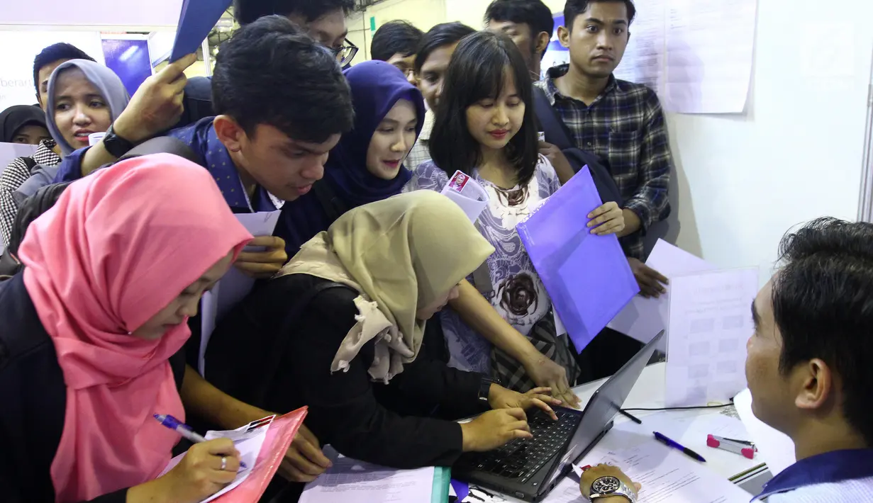Sejumlah orang berebut memasukkan lamaran saat bursa kerja di Jakarta, Rabu (24/1). Pertumbuhan ekonomi dan investasi yang terus naik dipercaya mampu memperluas kesempatan kerja dan meningkatkan penyerapan pegawai. (Liputan6.com/Angga Yuniar)