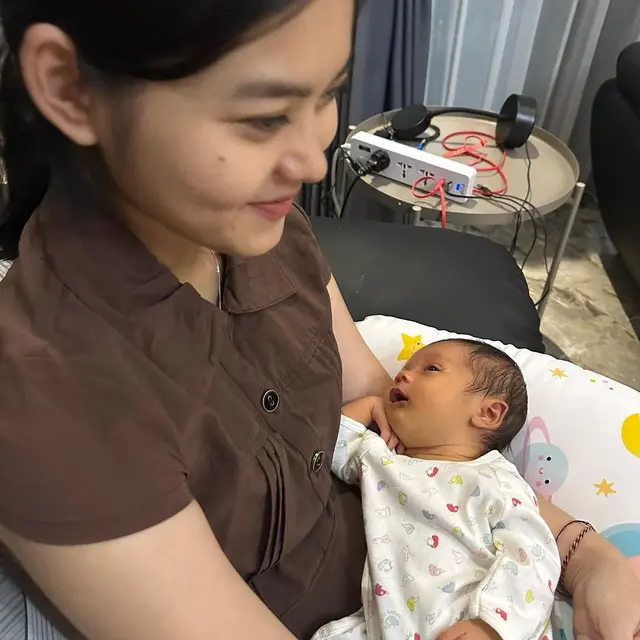 Foto Cesen istri Marshel Widianto dengan Archie. (Sumber: https://www.instagram.com/marshel_widianto/)