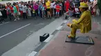 Seorang manusia patung tampak melakukan aksi 'bangku setan' Minggu (18/05/14) di Kawasan Sudirman, Jakarta (Liputan6.com/Miftahul Hayat)