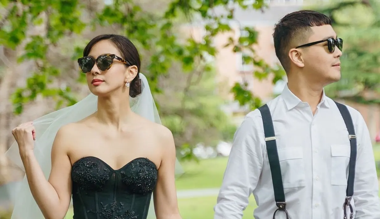 Nasya Marcella dan kekasihnya yang bernama Asyer ini diketahui melakukan prewedding di Melbourne, Australia. Usung konsep outdoor, pasangan kekasih ini tampil romantis dengan berpegangan tangan sembari Asyer melihat ke kiri dan Nasya Marcella melihat ke kanan. Mendukung penampilan keduanya makin menarik, pasangan ini kompak mengenakan kacamata hitam. (Liputan6.com/IG/@nasyamarcella)