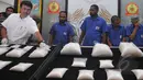 Petugas Dittipid Narkoba Bareskrim Polri menunjukkan barang bukti berupa sabu yang dibungkus dalam plastik senilai Rp 29 miliar di Gedung BNN, Jakarta, Selasa (21/4/2015). (Liputan6.com/Johan Tallo)
