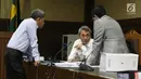 Terdakwa dugaan suap pengajuan PK ke PN Jakarta Pusat, Eddy Sindoro (tengah) usai menyimak keterangan saksi pada sidang lanjutan di Pengadilan Tipikor, Jakarta, Senin (7/1). Sidang mendengar keterangan saksi-saksi. (Liputan6.com/Helmi Fithriansyah)