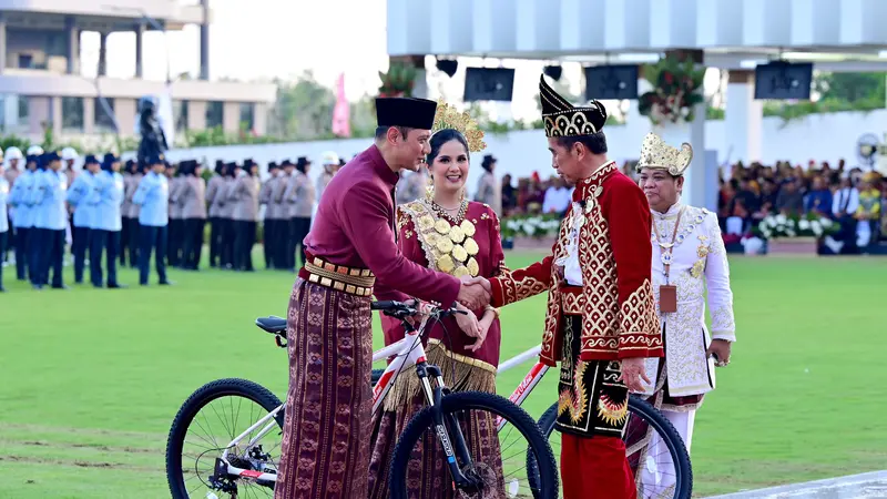 Menteri Agraria dan Tata Ruang, Agus Harimurti Yudhoyono (AHY), dan istrinya, Annisa Pohan, menang pakaian adat terbaik saat upacara penurunan bendera HUT ke-79 RI di Ibu Kota Nusantara (IKN), Kalimantan Timur. (Foto: Biro Pers Sekretariat Presiden)