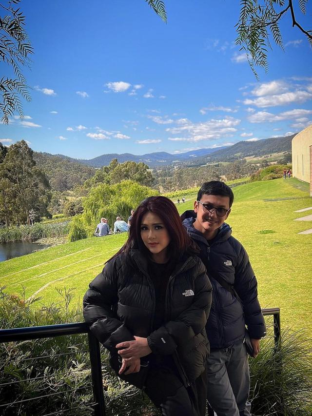 7 Potret Kompak Gunawan Sudrajat dan Keluarga Jalani Liburan di Australia