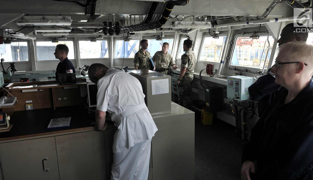 Sejumlah petugas berada di salah satu ruangan kapal perang HMS Albion, Jakarta, Minggu (22/4). Kapal ini memiliki panjang 176 meter dan mampu melaju dengan kecepatan hingga 33 km per jam. (Merdeka.com/Iqbal S. Nugroho)