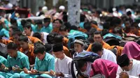 Menjelang Ujian Nasional, ribuan pelajar di Bengkulu, menggelar istighosah. (Liputan6.com/Yuliardi Hardjo Putra)