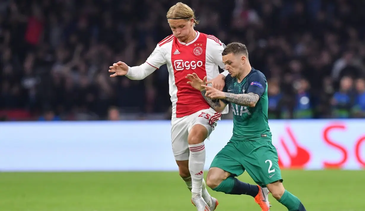 Bomber Ajax, Kasper Dolberg berduel dengan Kieran Trippier pada leg kedua semifinal Liga Champions yang berlangsung di Stadion Amsterdam Arena, Amsterdam, Kamis (9/5). Spurs menang 3-2 atas Ajax. (AFP/Emmanuel Dunand)