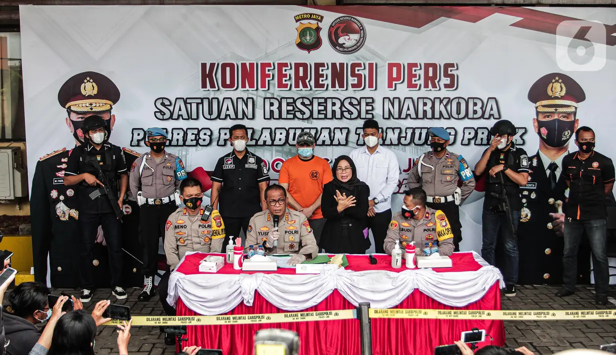 Kabid Humas Polda Metro Jaya Kombes Pol Yusri Yunus menunjukkan pedangdut Ridho Rhoma saat rilis kasus narkoba di Polres Pelabuhan Tanjung Priok, Jakarta Utara, Senin (8/2/2021). Ini bukan kali pertama Ridho Rhoma ditangkap. (Liputan6.com/Faizal Fanani)