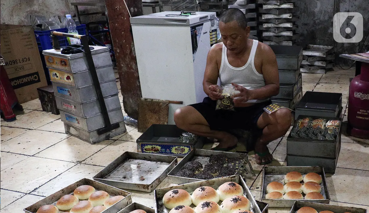 Pekerja mengemas roti di industri roti rumahan Langgeng Sari di kawasan Pejompongan, Jakarta, Selasa (6/9/2022). Dalam waktu dekat, mereka juga akan menaikkan harga jual karena melonjaknya harga bahan bakar minyak (BBM). (Liputan6.com/Herman Zakharia)
