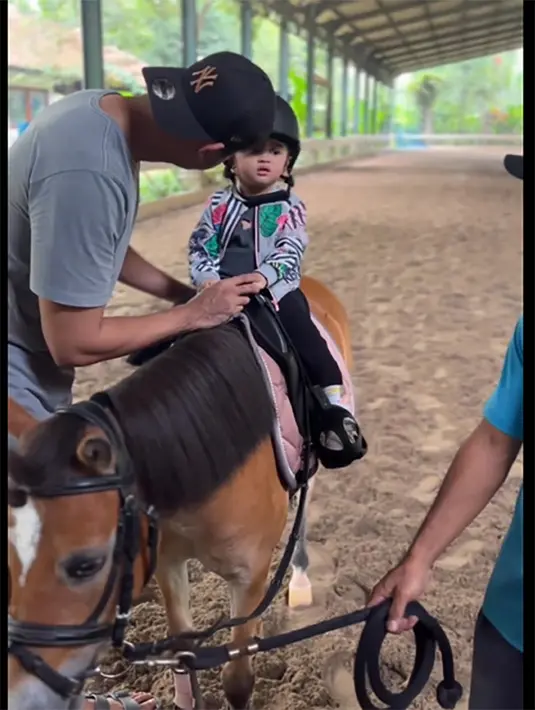Momen ayahnya, Ali  Syakieb merayu putrinya untuk mengajak turun dari kuda.  Dalam video tersebut,  baby Guzel tampak tidak mau turun. Bahkan, menjerit. [Instagram/marginw]