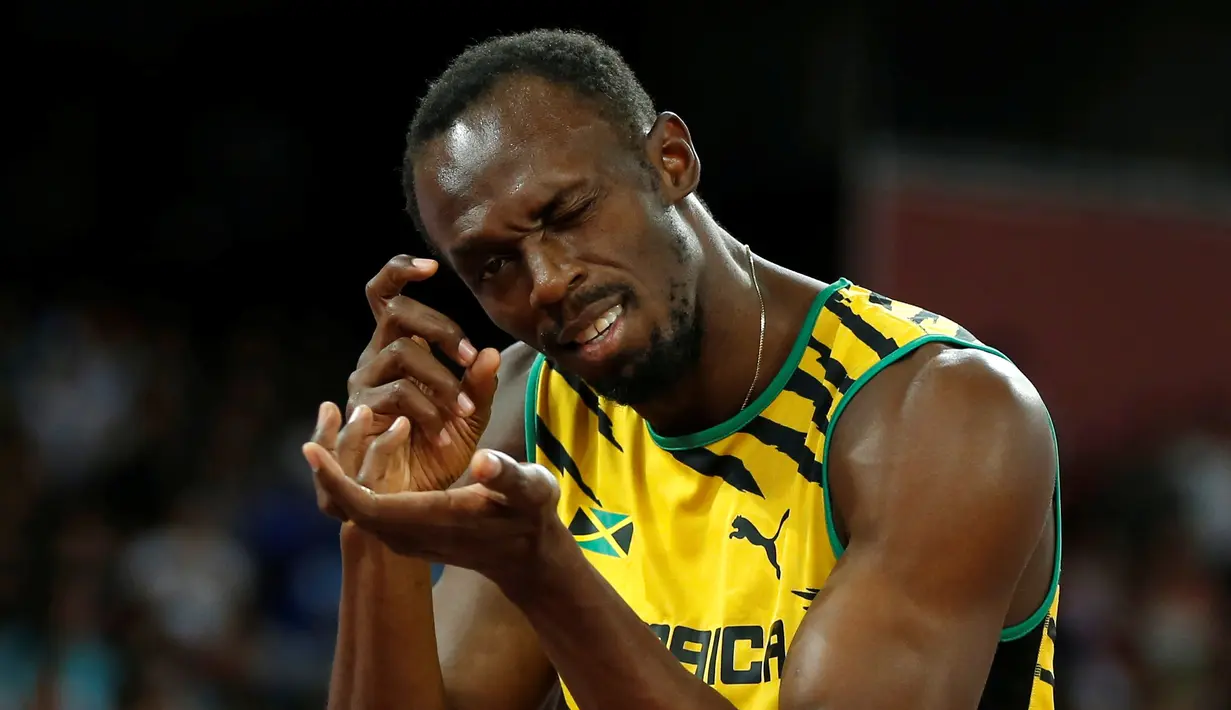 Sprinter Jamaika, Usain Bolt, berpose layaknya fotografer jelang berlomba di nomor lari 200m putra Kejuaraan Dunia Atletik 2015 di Stadion Nasional, Beijing, Tiongkok. (25/8/2015). (Reuters/Phil Noble)