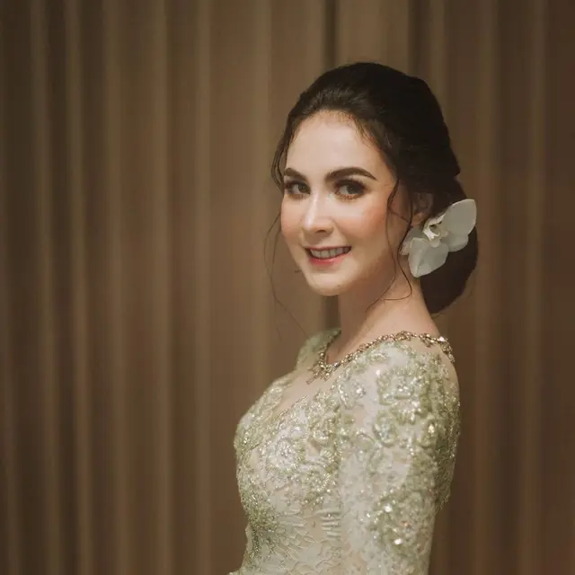 6 Potret Seleb Blasteran saat Pakai Kebaya, Memesona