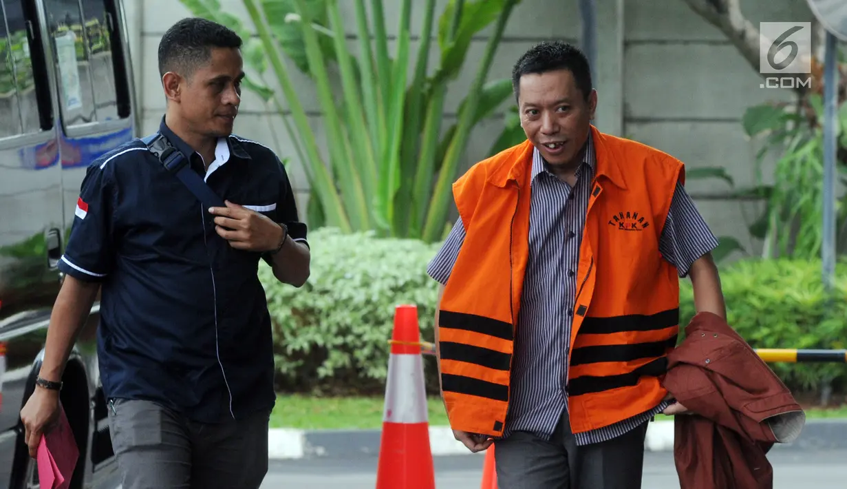 Tersangka Ali Murtopo dikawal petugas saat akan menjalani pemeriksaan di Gedung KPK, Jakarta, Kamis (6/12). Ali Murtopo diperiksa sebagai tersangka dugaan suap Bupati Malang Rendra Kresna. (Merdeka.com/Dwi Narwoko)