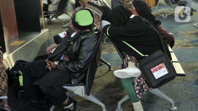 Calon Jemaah Telantar di Bandara Soetta