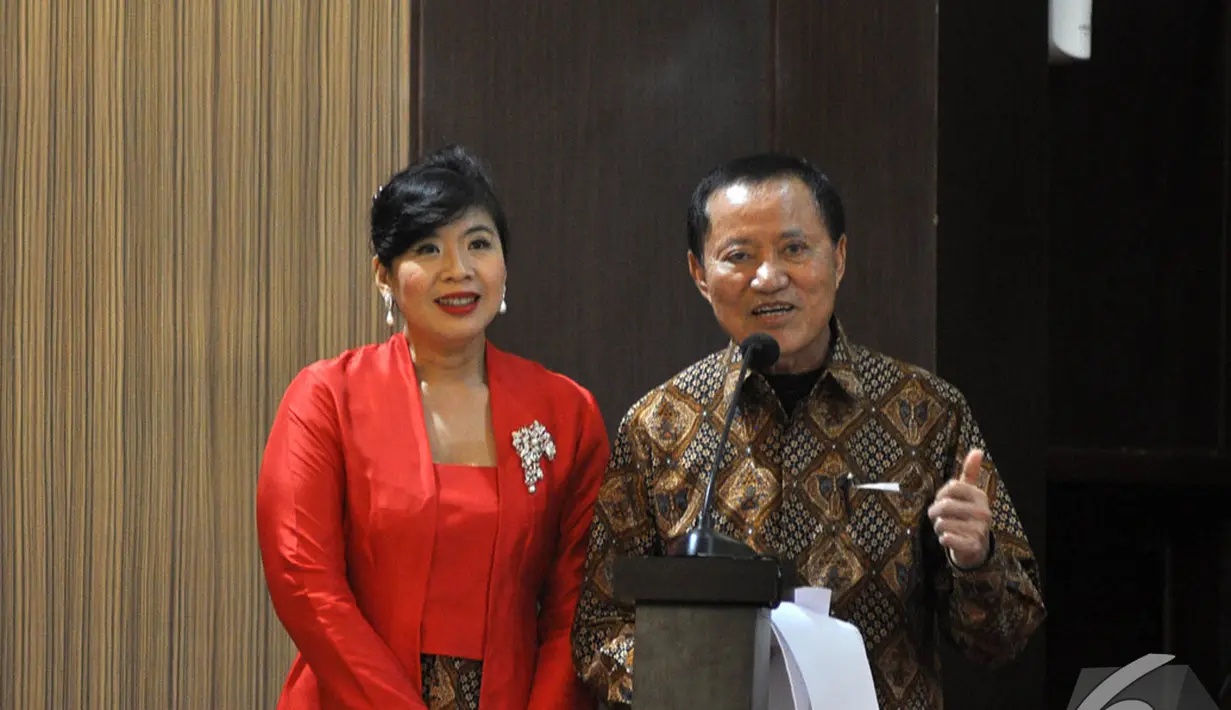 Mantan Menkum HAM Amir Syamsuddin didampingi istri menyampaikan pidatonya saat serah terima jabatan di Kantor Kemenkum HAM, Jakarta, Senin (27/10/2014). (Liputan6.com/Miftahul Hayat)