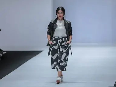 Aktris Dian Sastrowardoyo memperagakan busana bertajuk Cotton Ink x Dian Sastro pada Jakarta Fashion Week 2019 hari ke-5 di Senayan City, Rabu (24/10). "COTTONINK" mempersembahkan sejumlah rancangan dari beberapa artis. (Liputan6.com/Faizal Fanani)