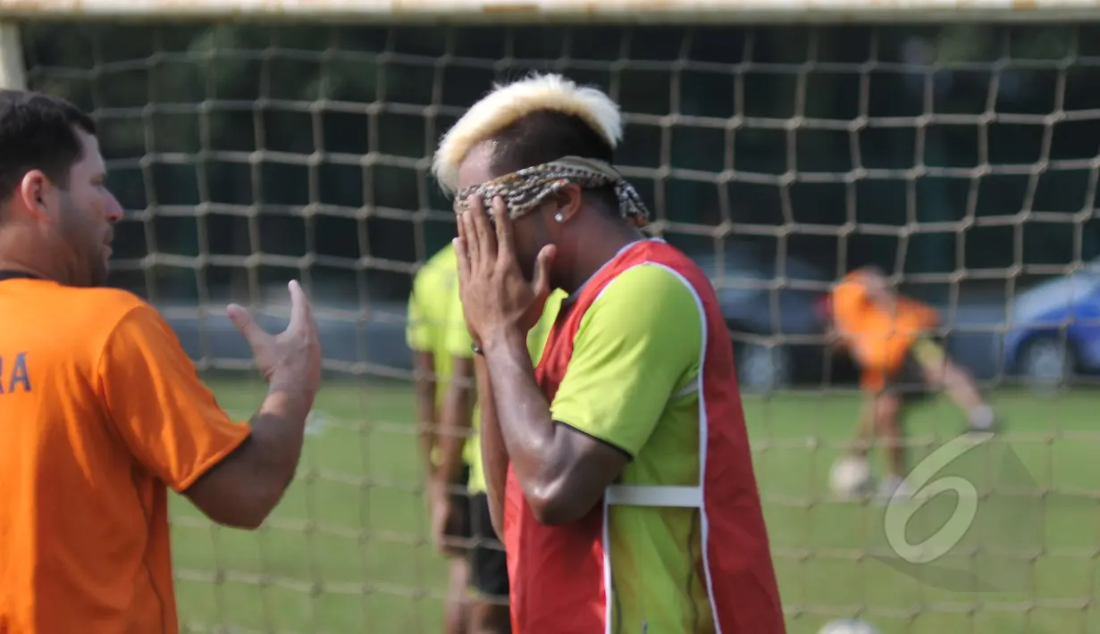 Liputan6.com berkesempatan mengajak pemain Persipura bermain games di Lapangan C Senayan, Jakarta (8/5/2015). Pemain Persipura Zulham M Zamrun saat ditutup matanya sebelum bermain games (Liputan6.com/Herman Zakharia)
