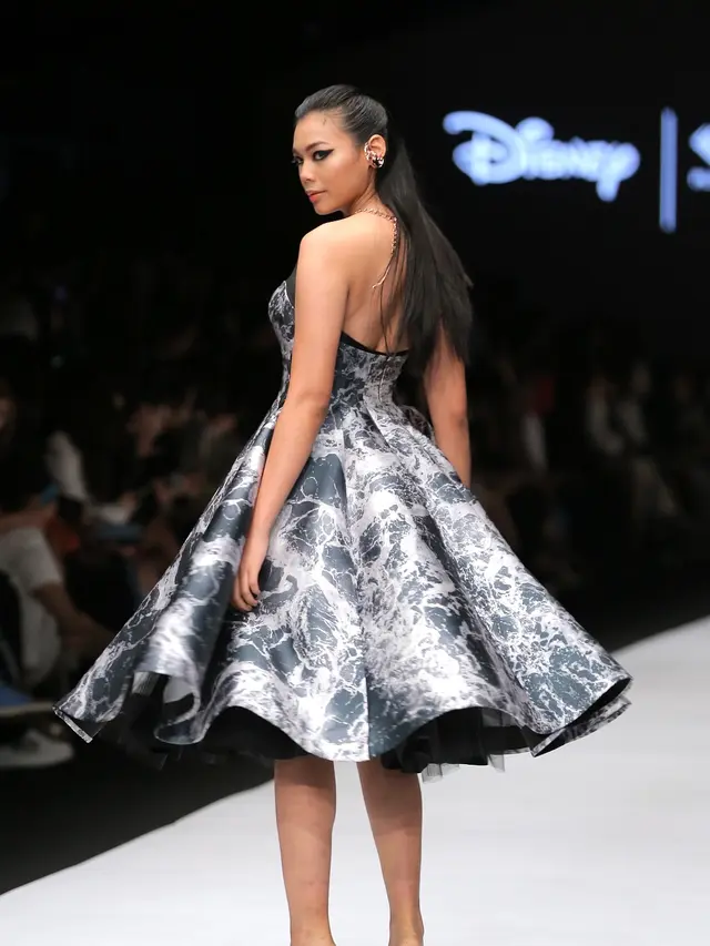 JFW 2019 kenang masa kecil dengan busana street style dan perhiasan Mickey Mouse