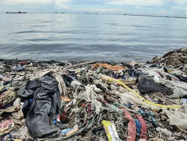 Sampah mencemari kawasan pesisir Cilincing, Jakarta Utara, Rabu (8/6/2022). Indonesia menempati posisi kedua setelah China sebagai negara penghasil sampah laut terbesar di dunia. (merdeka.com/Iqbal S. Nugroho)