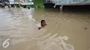 Warga menerobos banjir yang menggenangi Perumahan Pondok Gede Permai, Bekasi, Jawa Barat, Kamis (21/4). Banjir dengan ketinggian tiga meter yang berasal dari meluapnya Sungai Cikeas. (Liputan6.com/ Immanuel Antonius)