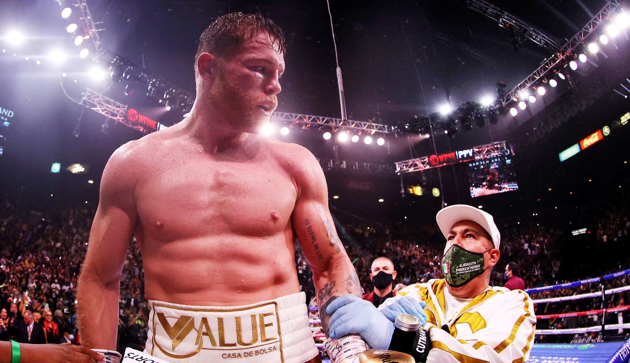Canelo Alvarez - Atlet berusia 31 tahun ini menjelma menjadi petinju kelas dunia dengan sederet prestasi yang fantastis. Penghasilan Canelo Alvarez mencapai 444 ribu dollar per menitnya. Atau jika dirupiahkan senilai Rp6,35 miliar setiap 60 detiknya. (AFP/Al Bello)