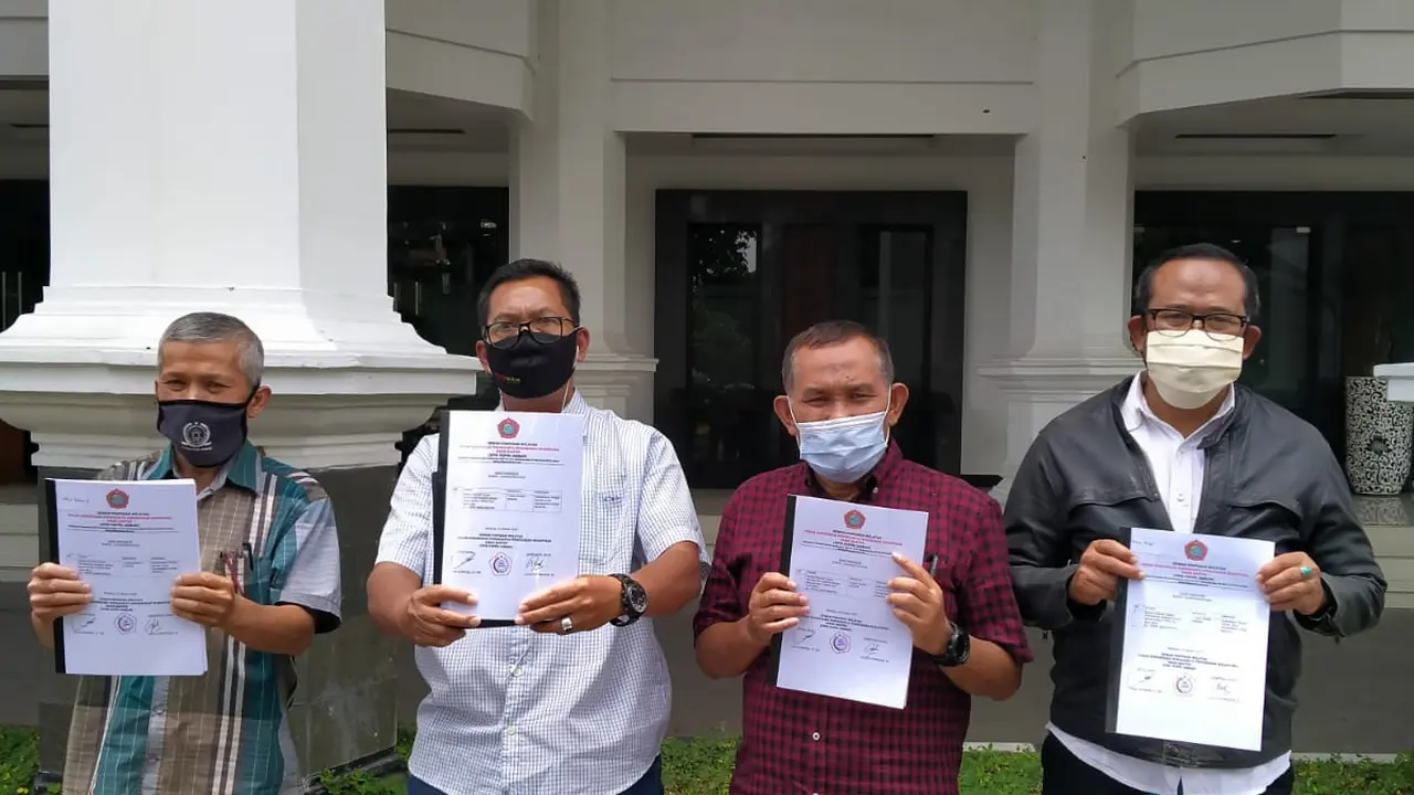 Ketua DPW Forum Komunikasi Purnakarya Perkebunan Nusantara (FKPPN) Eeng Sumarna bersama pengurus lainnya setelah melakukan audiensi menanyakan perihal Santuan Hari Tua (SHT) karyawan.