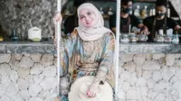 Gaya santai wanita kelahiran Bandung, Jawa Barat ini tampil menawan dengan gamis saat berlibur. Ia bahkan mencocokkan hijab yang digunakan dengan tas serta topi. (Liputan6.com/IG/@natalie_sarahs)